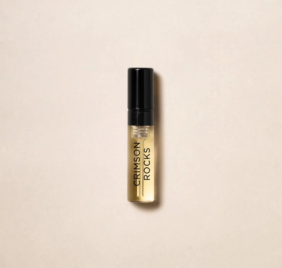 Răsfățați-vă cu parfumul luxos Amouage Crimson Rock cu această mostră oficială de parfum de 2 ml 0,06 oz. De la prestigioasa casă de parfumuri Amouage, această mostră oferă oportunitatea perfectă de a experimenta aroma captivantă a acestui parfum exc