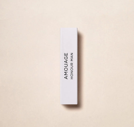 Experimentează luxul casei de parfumuri Amouage cu mostra oficială de parfum Honour Man 2ml 0,06 oz. Cufundă-te în aroma sofisticată a acestui brand renumit. Perfect pentru retușuri rapide sau ca o mostră a parfumurilor apreciate Amouage.
