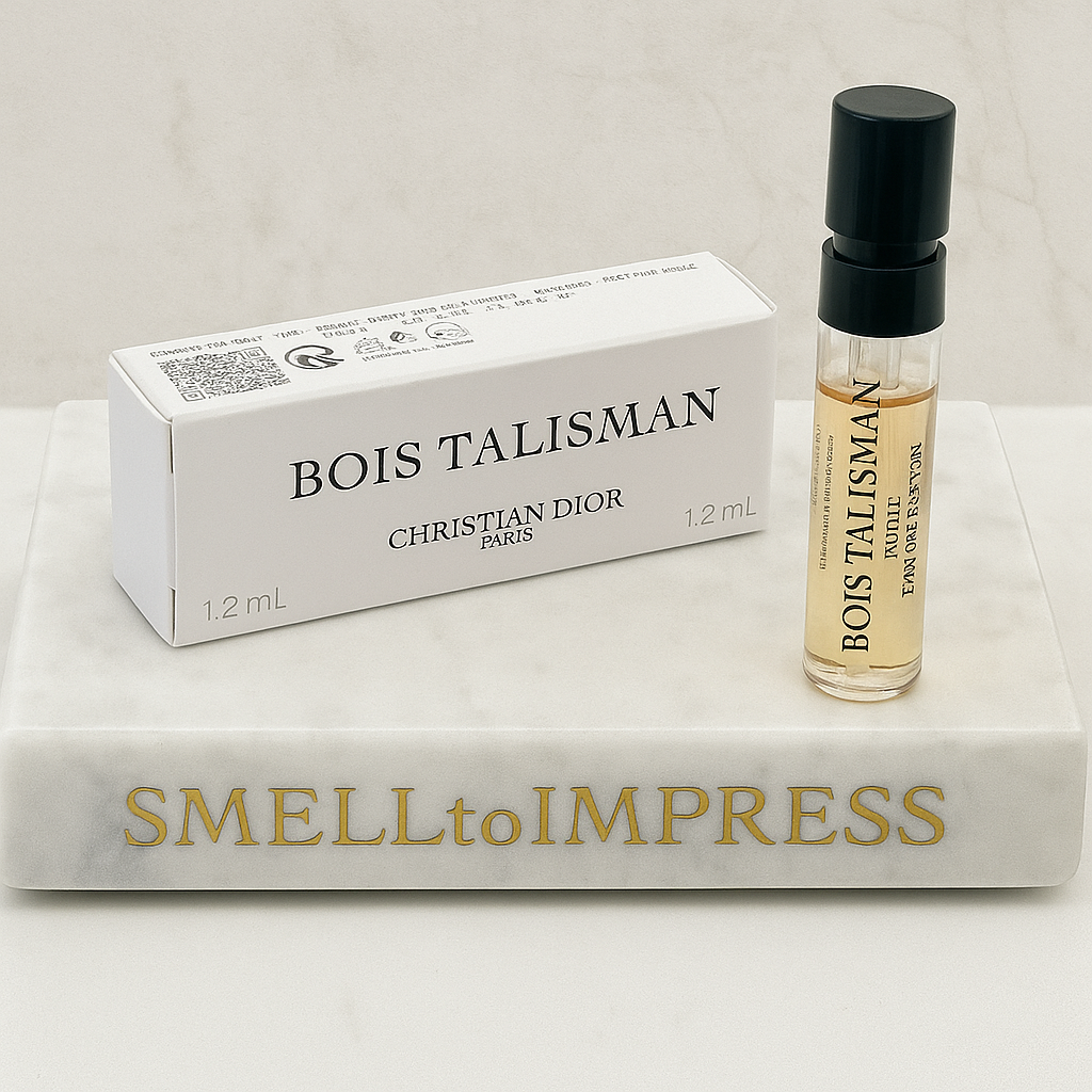 Christian Dior – parfum oficial Bois Talisman și mostre de parfum pe un stand marble smelltoimpress