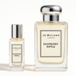 Sticluță de probă Jo Malone Raspberry Ripple 12ml așezată lângă sticla de 100ml Jo Malone Raspberry Ripple