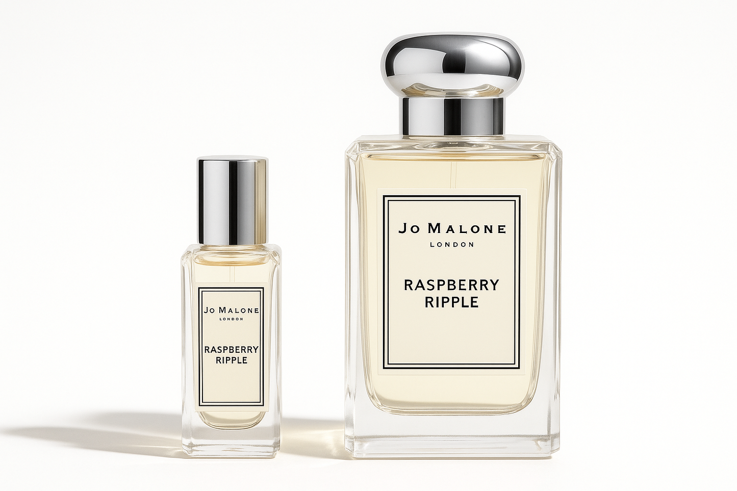 Sticluță de probă Jo Malone Raspberry Ripple 12ml așezată lângă sticla de 100ml Jo Malone Raspberry Ripple