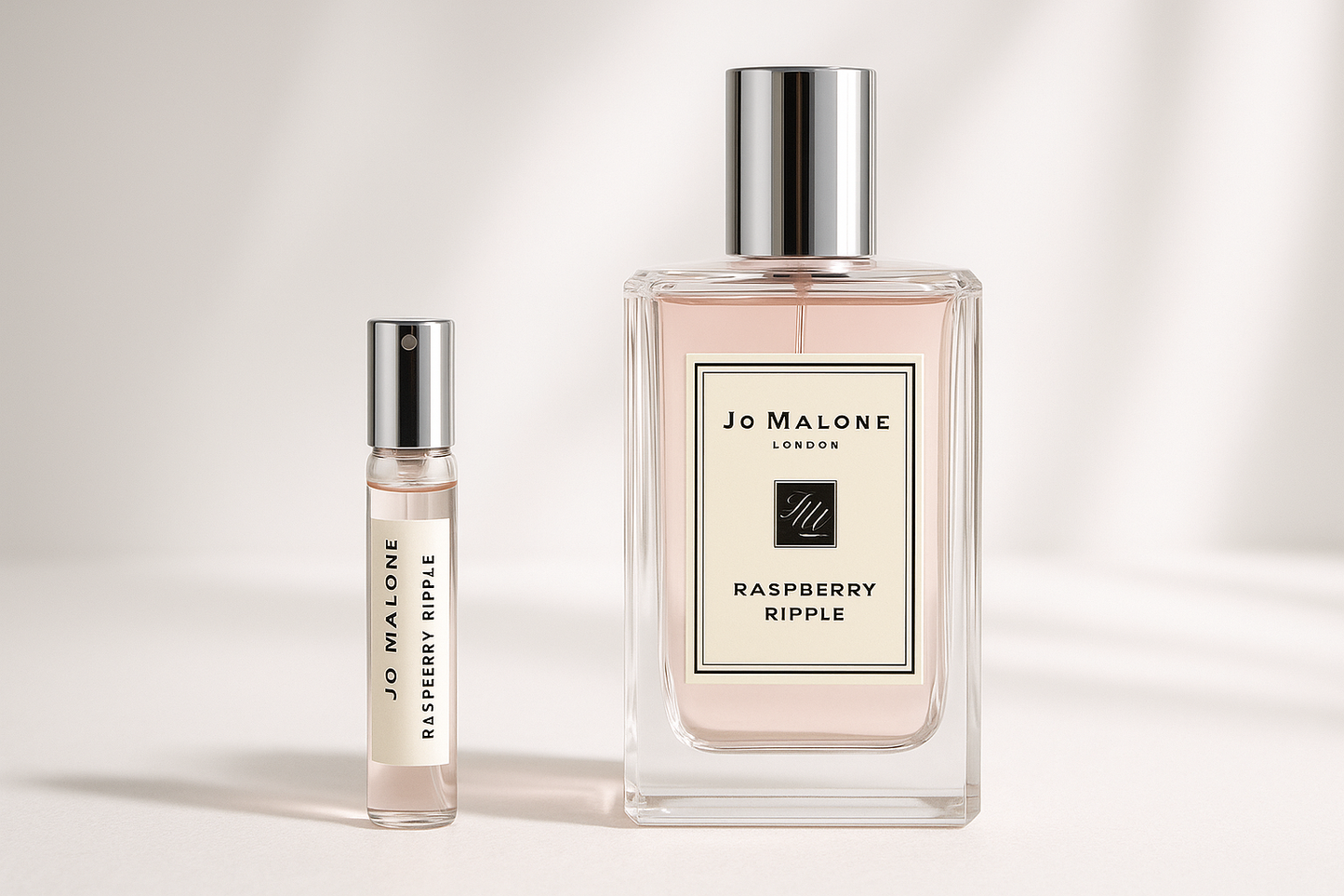 Mostră de parfum Jo Malone Raspberry Ripple 2ml așezată lângă sticla de parfum Jo Malone Raspberry Ripple de 100ml