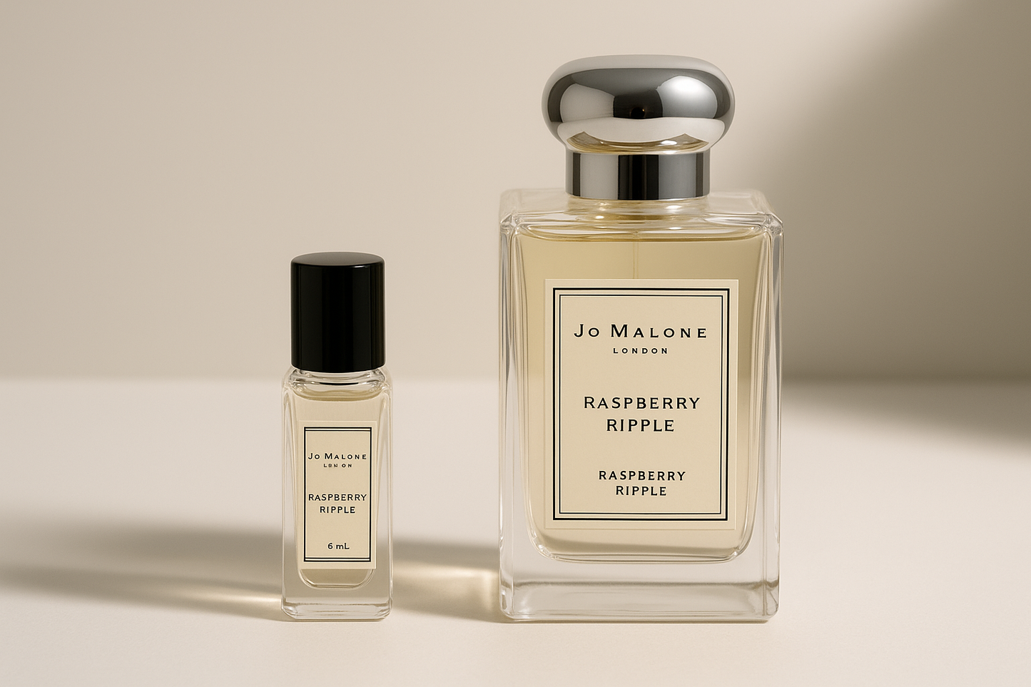 Mostră de parfum Jo Malone Raspberry Ripple 6ml, așezată lângă sticla de 100ml Jo Malone Raspberry Ripple