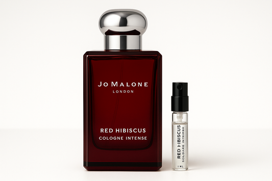 Mostră de 1 ml Jo Malone Red Hibiscus Cologne Intense, așezată lângă sticla de parfum de 100 ml Jo Malone Red Hibiscus Cologne Intense, care are scris alb pe sticla roșu închis.