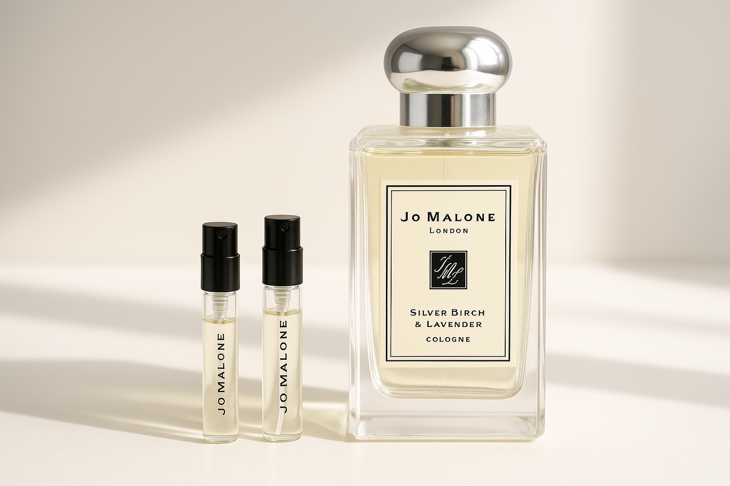 Mostre de parfum Jo Malone Silver Birch & Lavender Cologne 1ml stând lângă parfumul Jo Malone Silver Birch 100ml