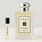 Mostre de parfum Jo Malone Silver Birch & Lavender Cologne, mostră de parfum de 6ml așezată lângă sticla de parfum Jo Malone Silver Birch & Lavender Cologne de 100ml, mărime completă.